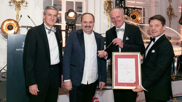 'Goldene Uhr des SG': Süßwarenhandelsverband ehrt Chocolatier Josef Zotter - v.l.: Hans Strohmaier (Vorstandsvorsitzender von Sweets Global Network), Laudator Johann Lafer, Preisträger Josef Zotter und Dr. Uwe Lebens (Aufsichtsratsvorsitzender von Sweets Global Network) - Quelle: SG